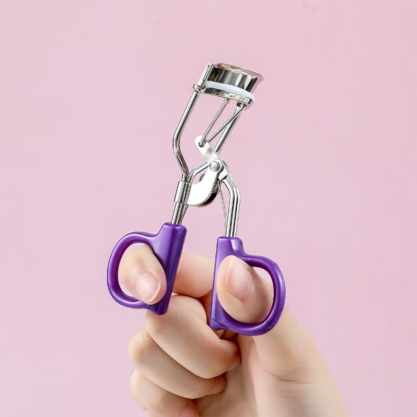 Eyelash Curler, Makeup Tool With Silicone Cushioned Curler Pad ,creates Eye-opening & Lifted Lashes (random Color)